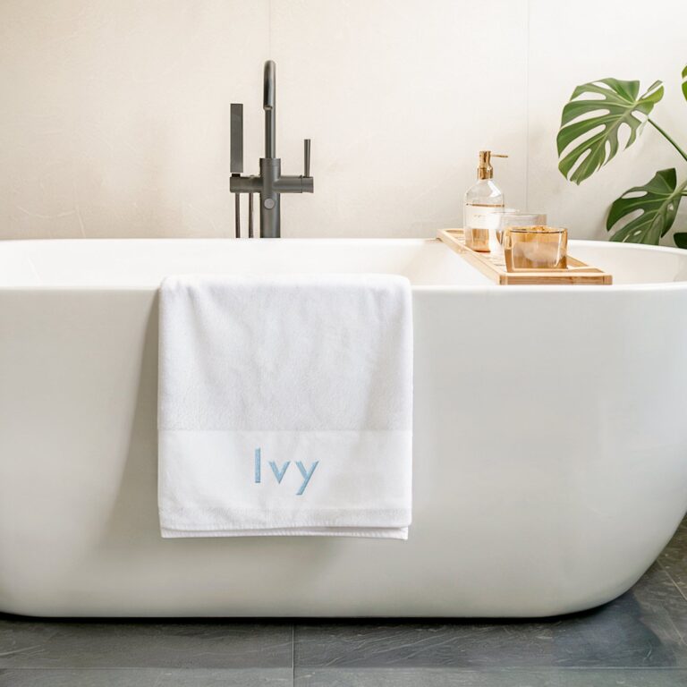 embroidered bath towel – white