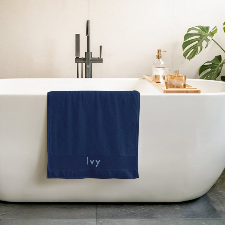 embroidered towel – navy