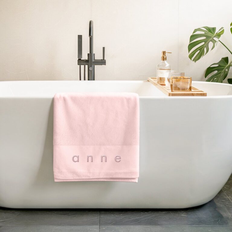 embroidered bath towel – pink