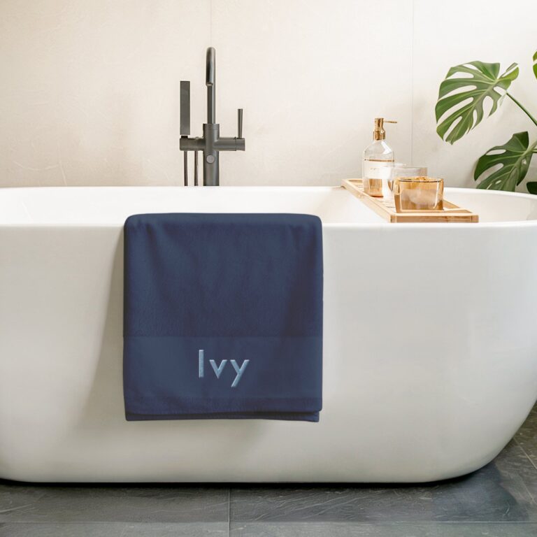 embroidered bath towel – navy